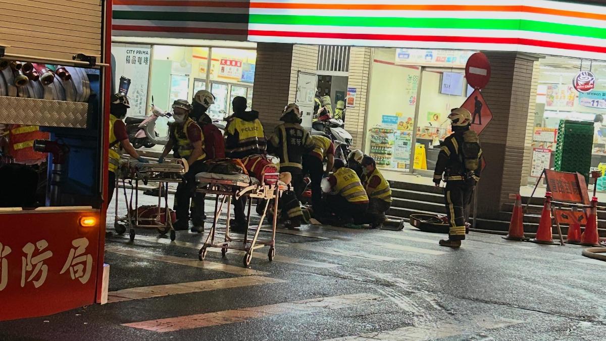 桃園秀山路一處民宅氣爆，現場一名7旬老婦人無呼吸心跳，送醫搶救。（圖／＠wang_kiki0911授權提供）