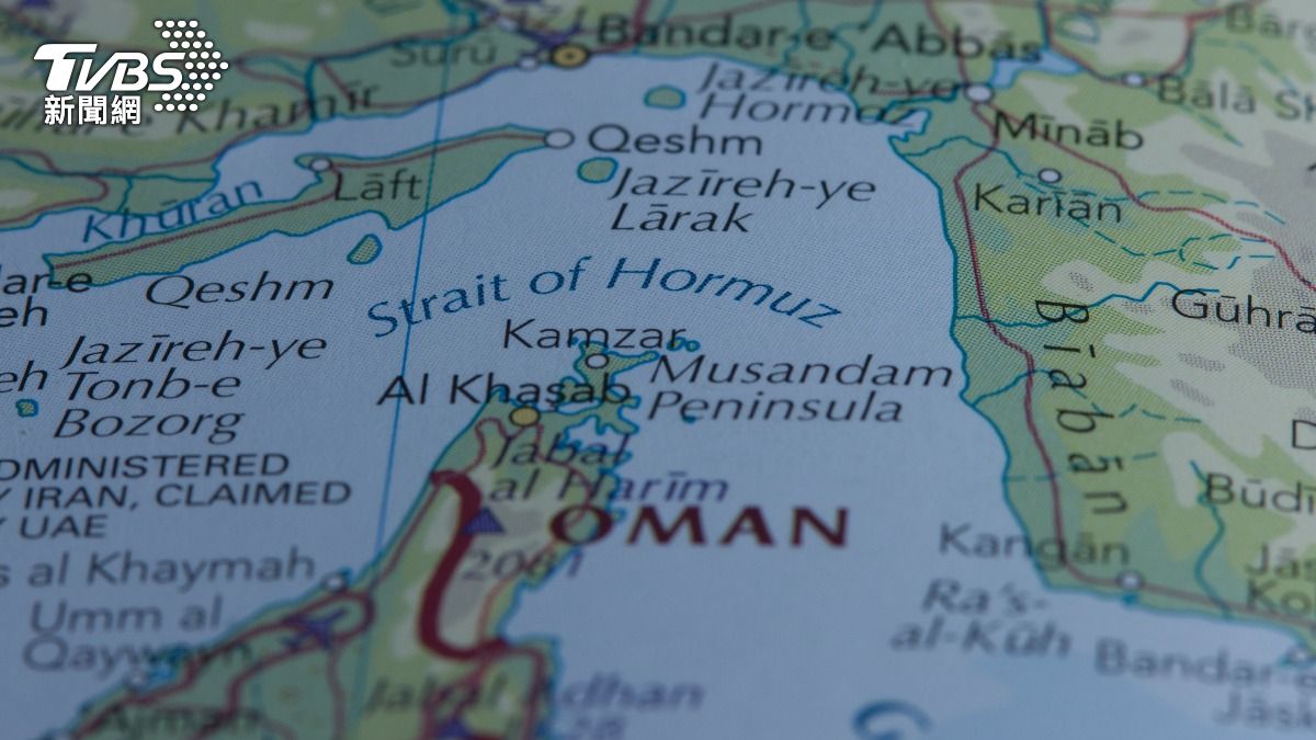 荷姆茲海峽（Strait of Hormuz）是雙方協議最核心的議題之一，美國希望全面重新開放；伊朗稱要收服務費。（圖／達志影像 shutterstock）