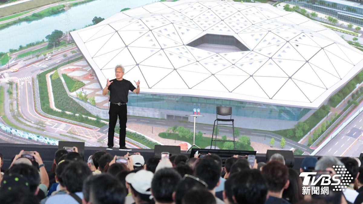 黃仁勳透露，輝達建築運用三角形與多邊形幾何結構，採用完全透明的玻璃外牆。（圖／潘建樺攝）