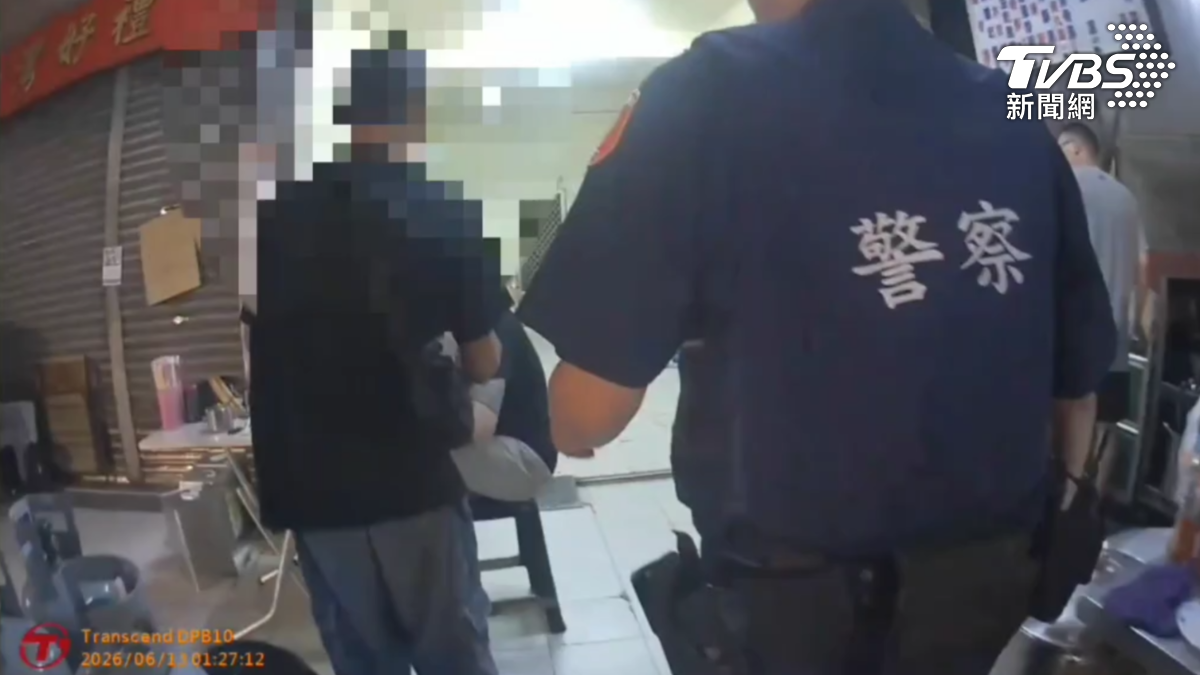 男子不僅是用頭撞玻璃,甚至上演夜市翻桌記,嚇壞現場攤商和遊客,警方獲報到場後,將男子帶回調查(圖/TVBS)