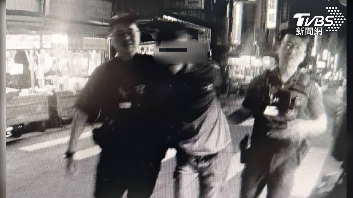 高雄知名的六合夜市,13日凌晨驚傳有民眾酒醉失控鬧事,一名45歲陳姓男子以頭猛撞攤商玻璃櫃,還當場翻桌、掀翻抽屜(圖/TVBS)