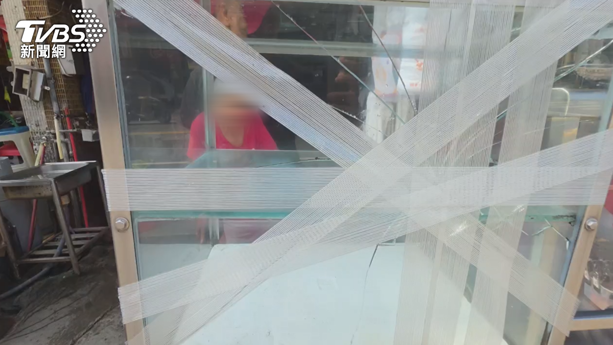 雖然店家後續不追究、不提告,玻璃嚴重龜裂,店家緊急以膠帶搶救固定,但仍須更換新的玻璃櫃(圖/TVBS)
