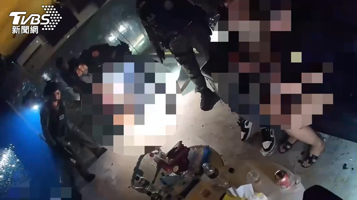 台南警方日前破獲一起毒品案,兩名越籍移工經營KTV天天開毒趴,警方獲報全副武裝進行攻堅,逮到9名越籍移工,查獲1.5公斤的三級毒品原料(圖/TVBS)