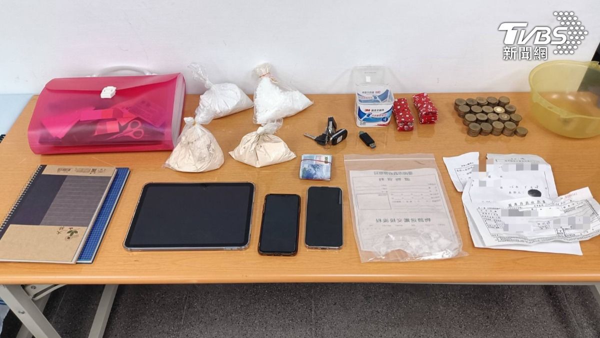 現場被查獲不少毒品,包括安非他命、愷他命、以及兩種紅色包裝圖案的毒咖啡包,及高達1.5公斤三級毒品原料(圖/TVBS)