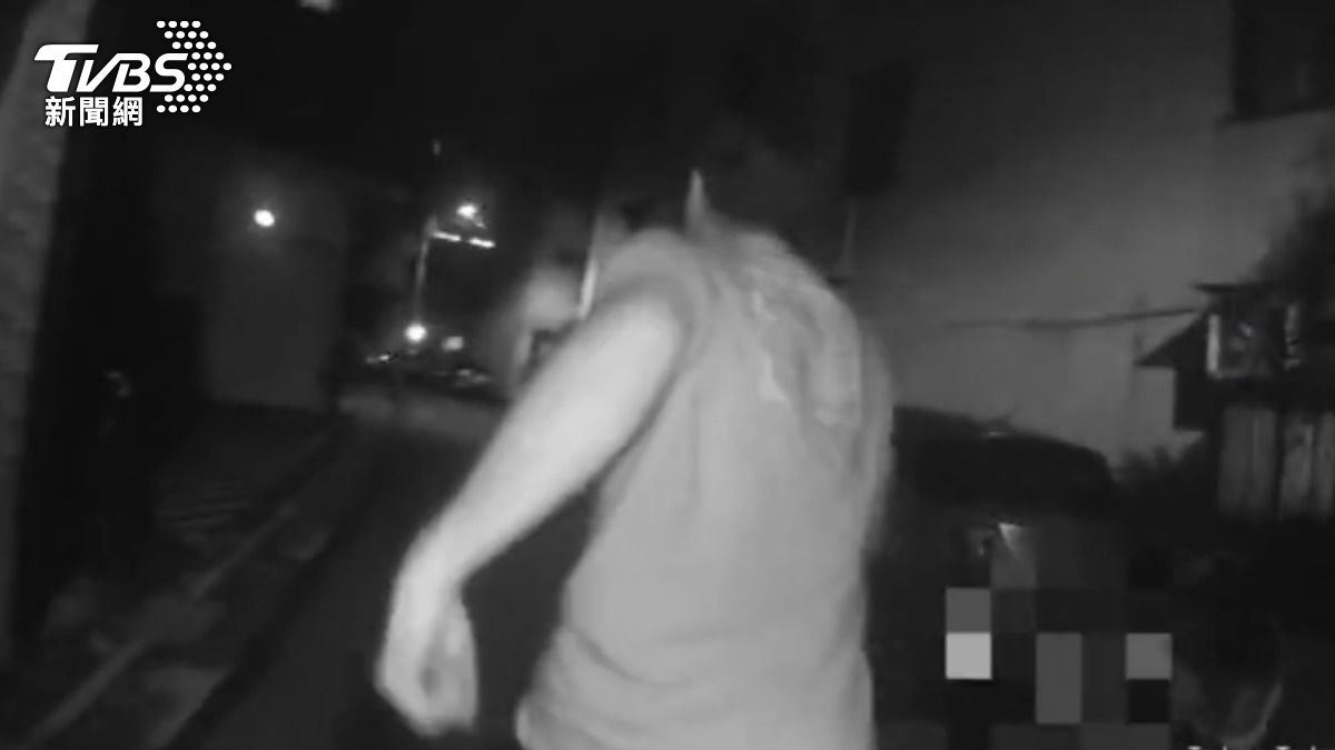 騎士毒駕見警棄車狂奔,身上藏10咖啡包。(圖/TVBS)