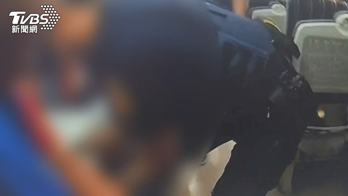 李姓男子拒絕補票,員警到場將他「請」下車卻遭攻擊。(圖/TVBS)