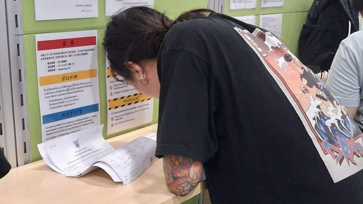 這名男子前往警察局做筆錄，並前往大使館緊急補辦外交通行文件。(圖/翻攝自Facebook@พัทยาทอล์ค)