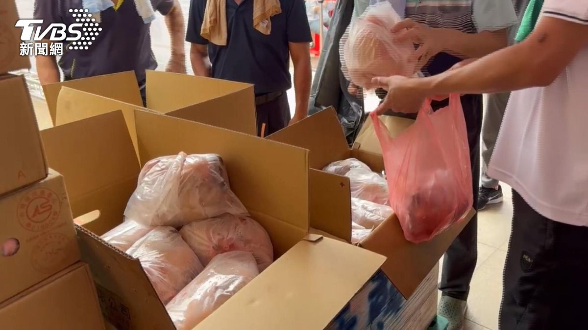 鹿港公所土雞特賣秒殺!每隻省一半,加碼送肉粽、雞湯500份。(圖/TVBS)
