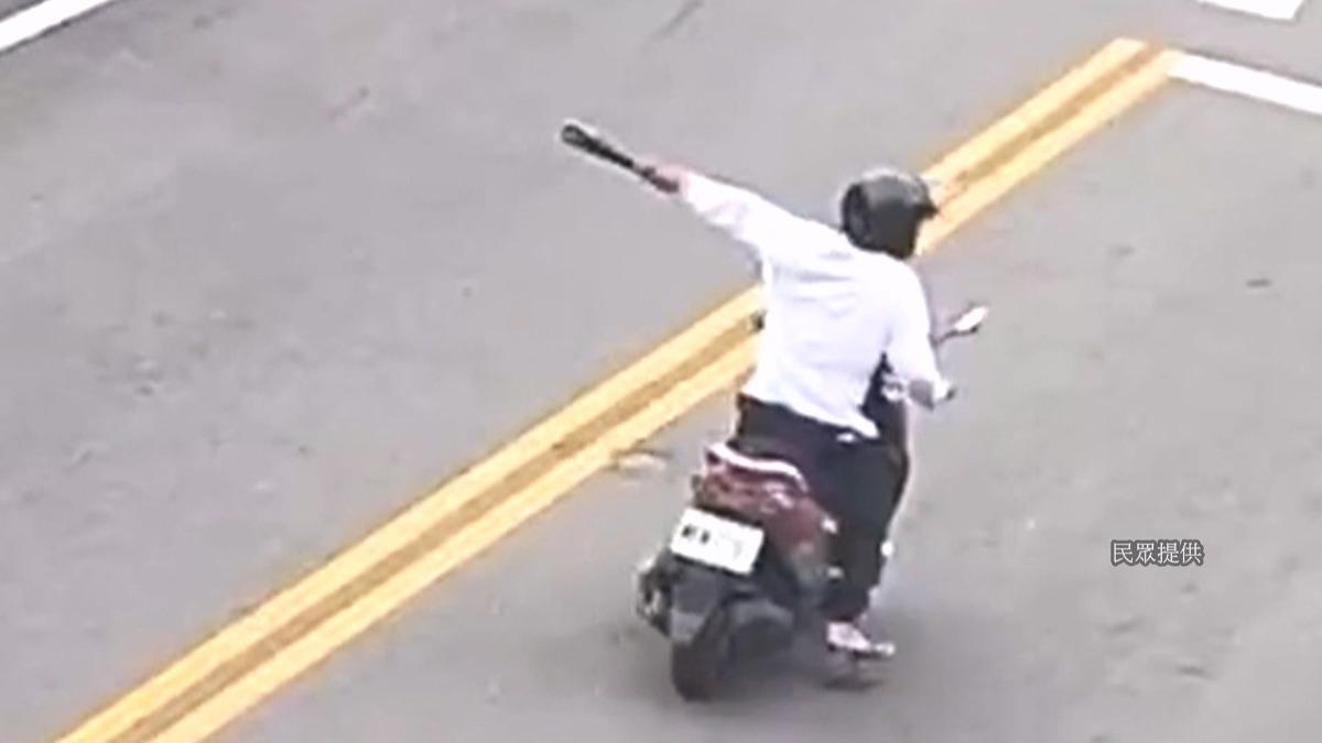 情緒失控！男持棒砸車扯車牌，從苗栗鬧到新竹縱火落網。(圖／民眾提供)