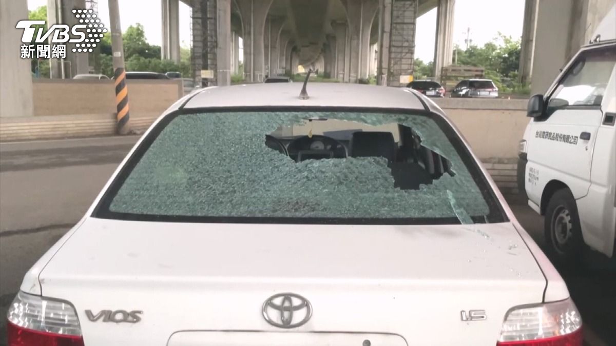 停車場變戰場！男持棒狂砸12車洩憤，愛車全成「蜘蛛網」。(圖／TVBS)