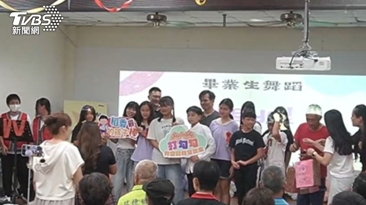 「獨享」全校祝福！師長家長全到畢典更溫馨。（圖／TVBS）