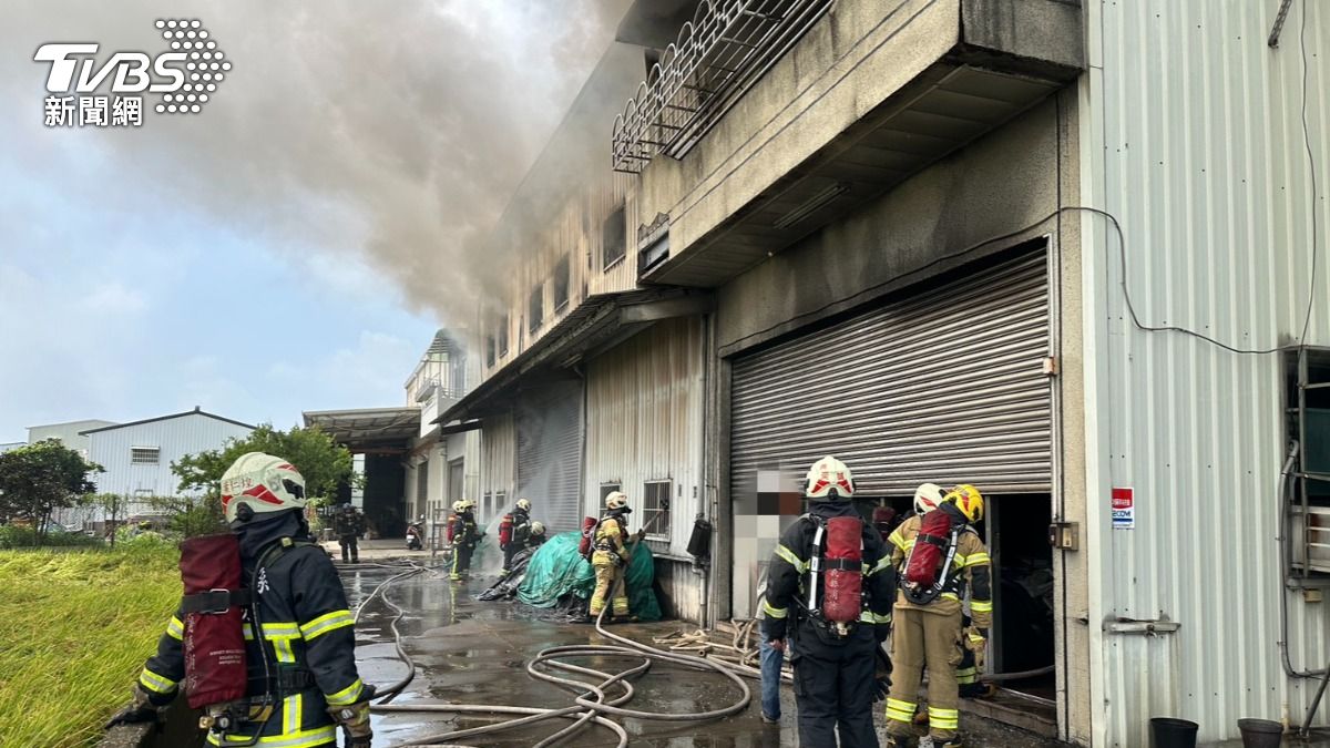 嘉義民雄鐵皮工廠火警!濃煙狂竄、驚傳爆裂聲 1男送醫