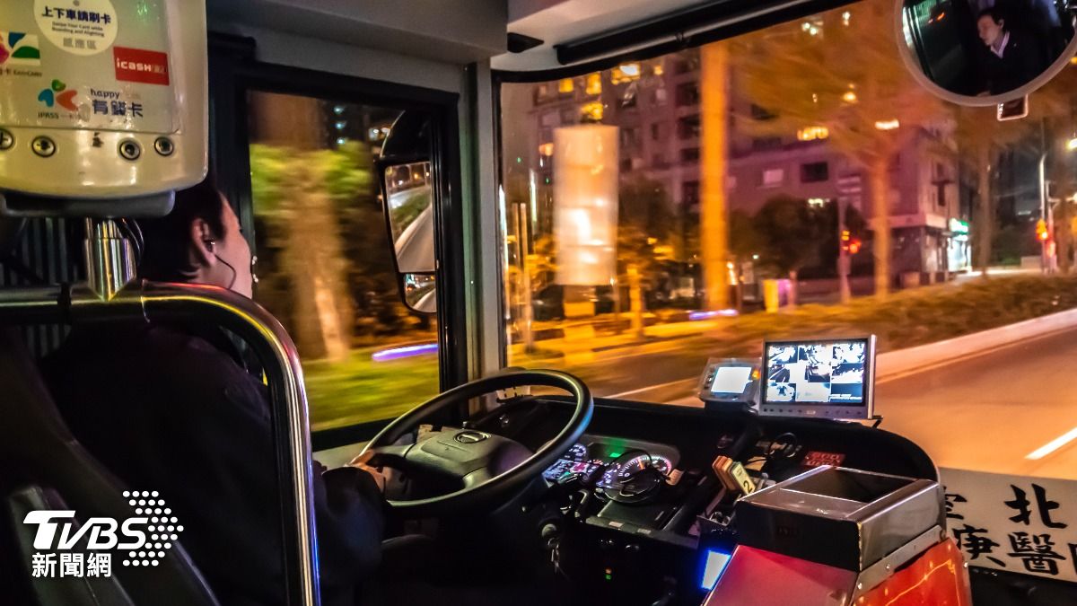 雨夜攔公車被無視！運將喊冤「真的看不見」　大推1招：全台司機感謝你