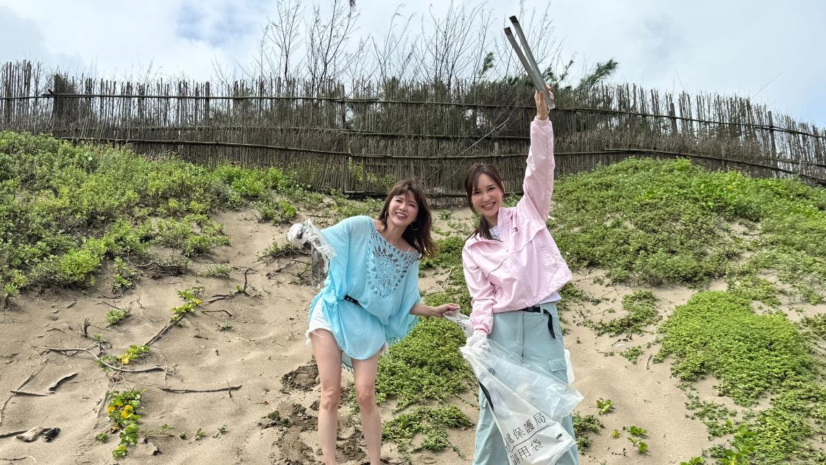 徐千京(右)與胡嘉愛兩人一起在沙灘上撿垃圾。(圖/民視提供)