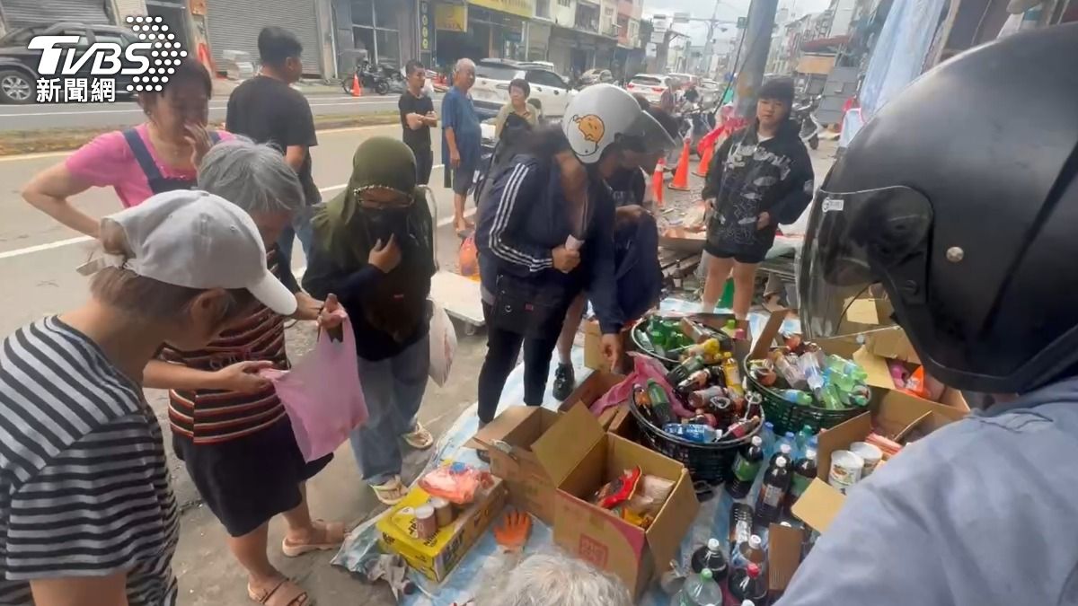 新竹氣爆造成經營麵包雜貨店的夫妻枉死,親友今日將店內庫存販賣出清,吸引許多市民爭相採購。(圖/TVBS)