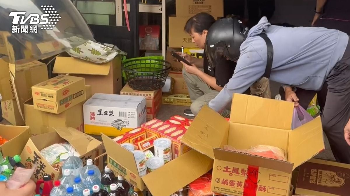 新竹氣爆造成經營麵包雜貨店的夫妻枉死,親友今日將店內庫存販賣出清,吸引許多市民爭相採購。(圖/TVBS)