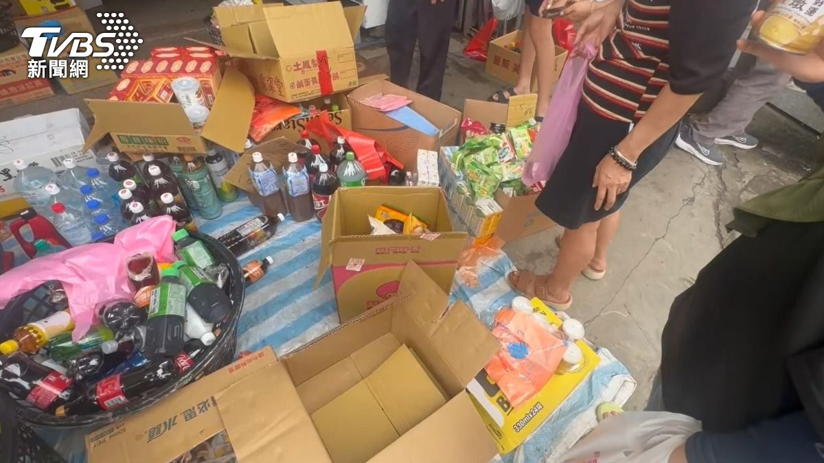 現場多為飲料、食品等民生用品。(圖/TVBS)