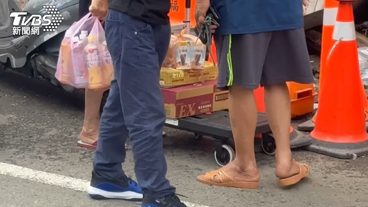 附近鄰居義氣相挺,推著推車來大量採購。(圖/TVBS)