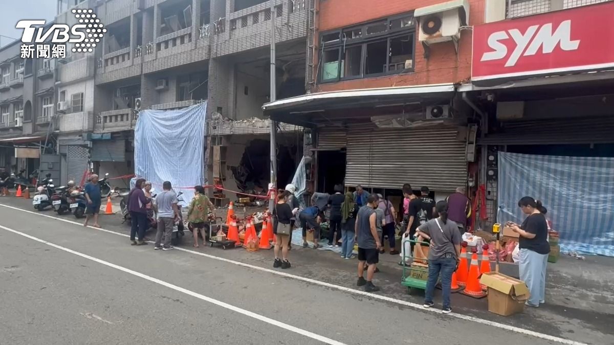 新竹氣爆造成經營麵包雜貨店的夫妻枉死,親友今日將店內庫存販賣出清,吸引許多市民爭相採購。(圖/TVBS)