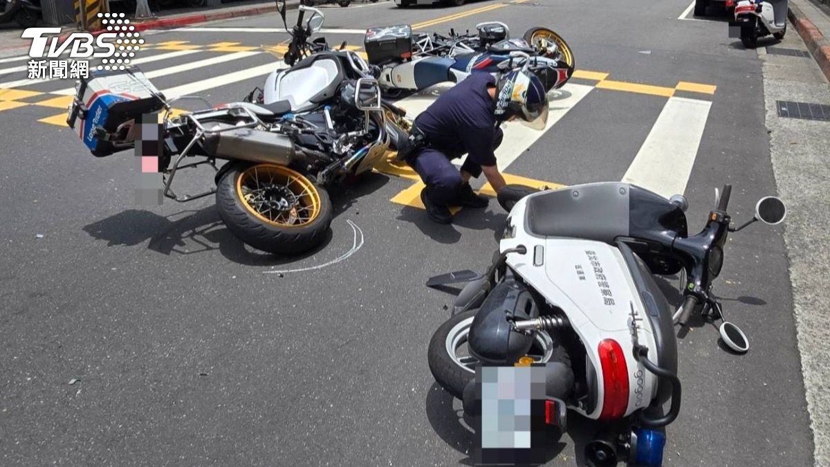 有片/北市南港驚悚車禍!警「禮讓行人」停下 遭後方重機連環撞