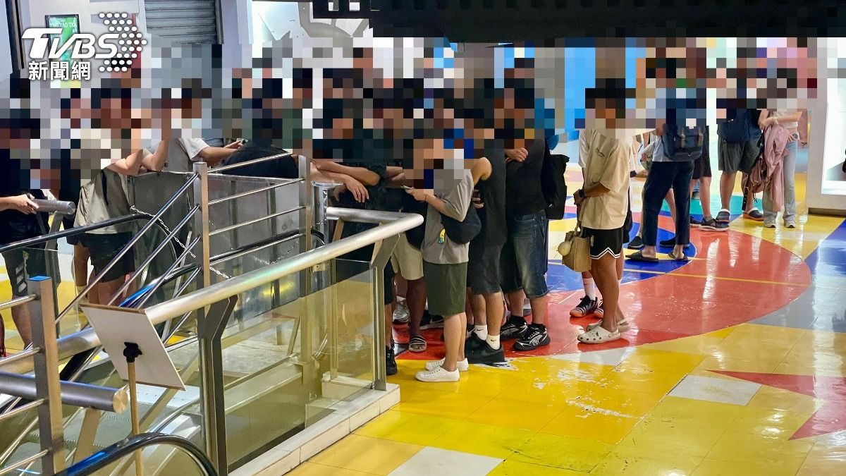 13日一早，高雄大遠百警衛一開門，所有戰鬥陀螺玩家便蜂擁而至，你推我擠衝到最前面搶購。（圖／翻攝Threads＠ro_tsuyu）