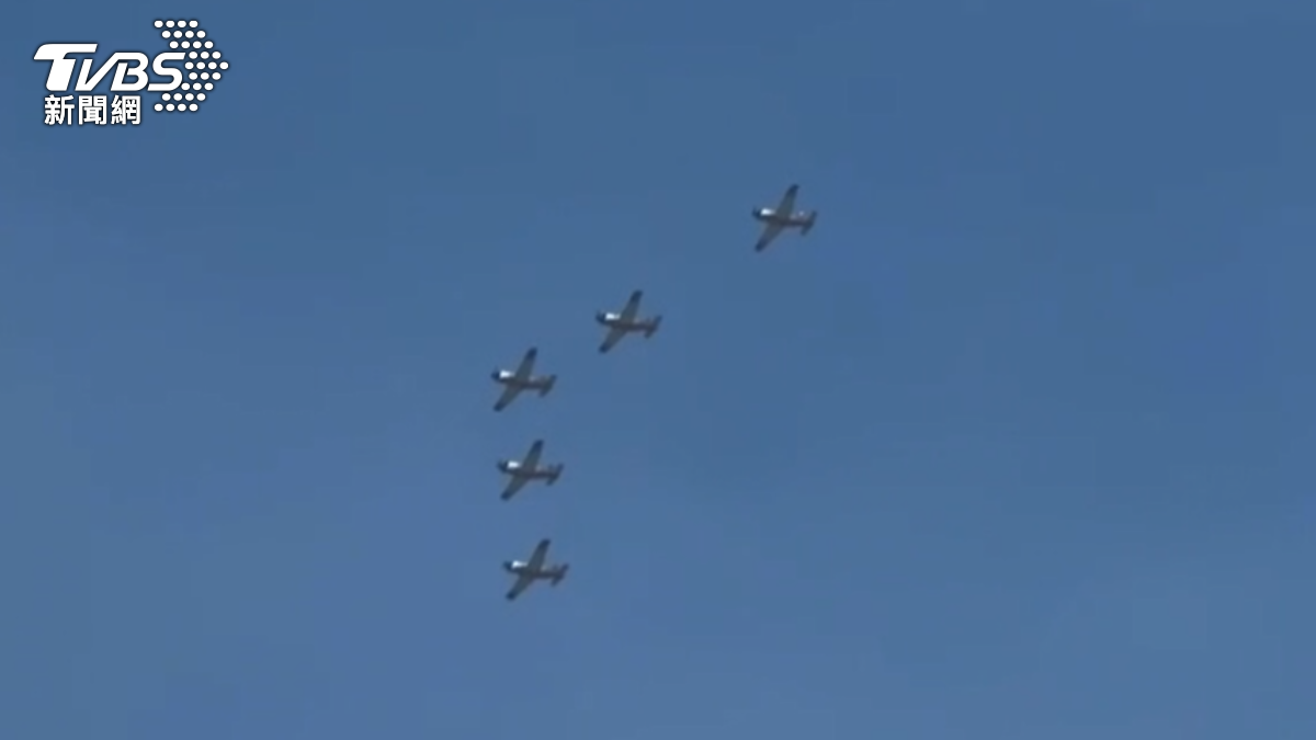 歷經「0602飛安事件」後，T-34教練機停飛11天復訓，5機升空演練「缺席編隊」致敬殉職飛官。（圖／TVBS）