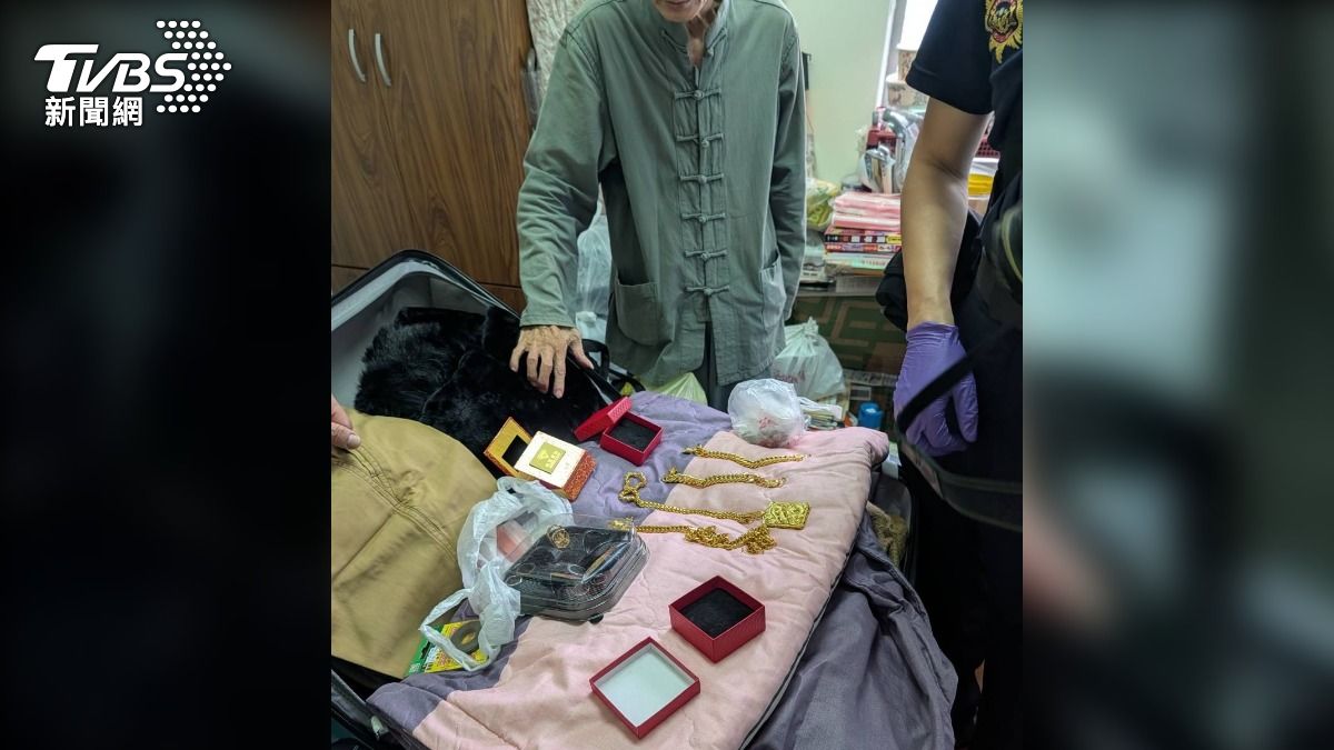台南仁德區一名7旬老翁，突然找不到在家中藏放的百萬金飾，懷疑是小偷上門偷走了，緊急報案後，警陪同2小時全找回。（圖／TVBS）