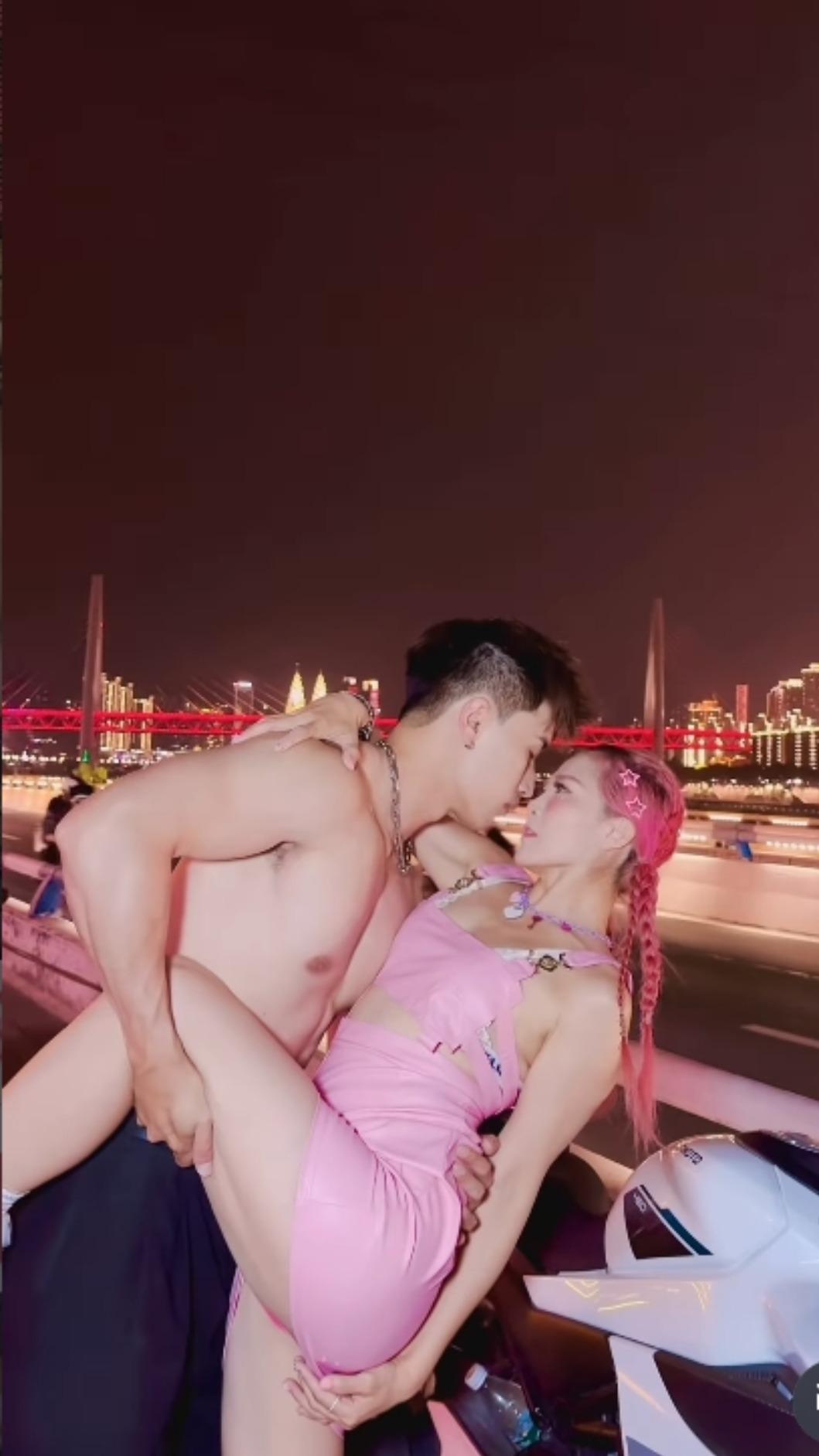 圓圓體驗重慶出名的重機外拍。(圖/翻攝自IG)