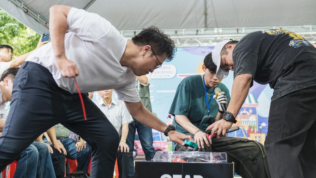民進黨台北市長參選人沈伯洋現身戰鬥陀螺爭霸賽，大展身手搶攻年輕族群選票。（圖／沈伯洋辦公室）