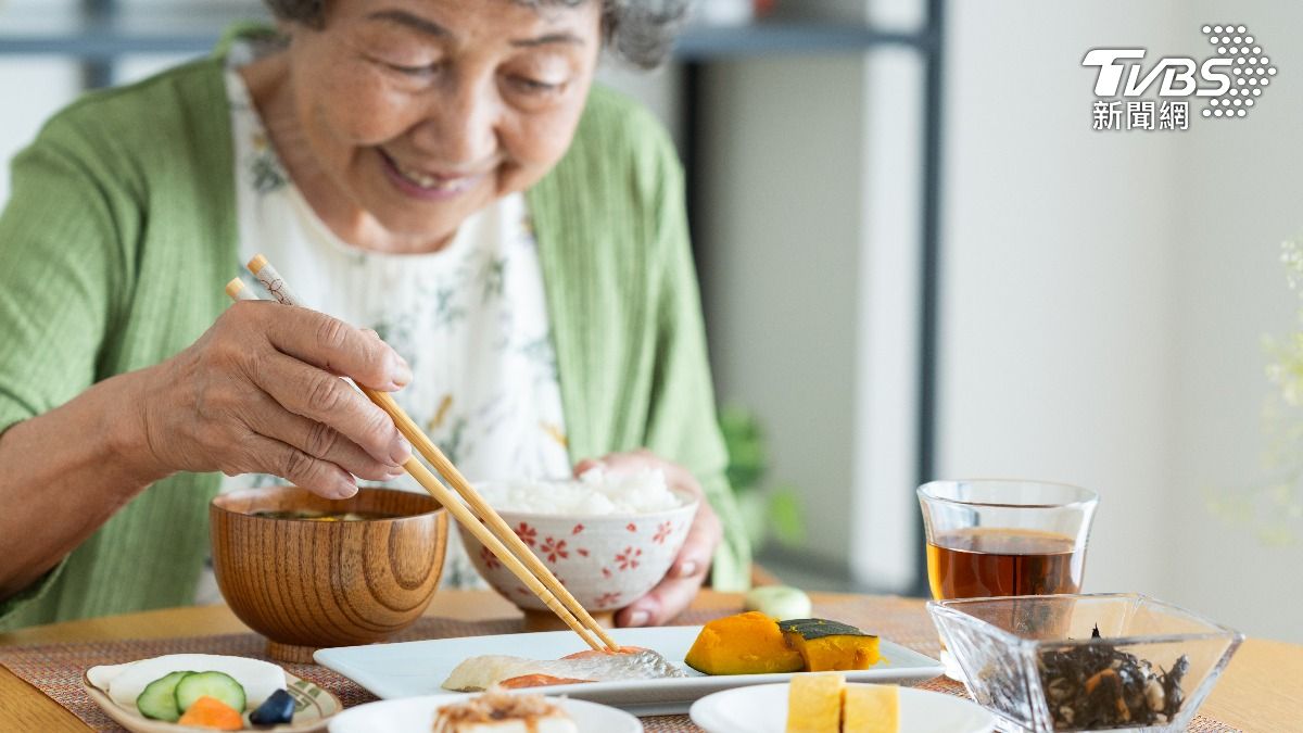 狼吞虎嚥恐失智?研究曝咀嚼有助「清除大腦廢物」每口至少20次