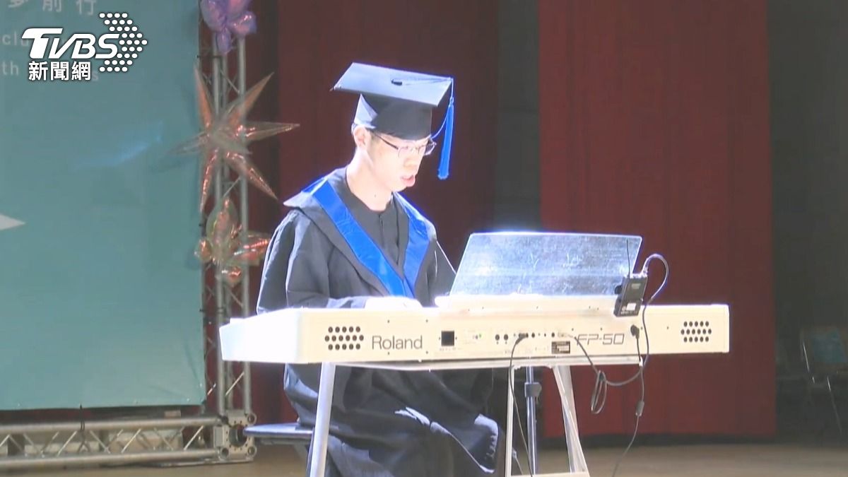 影音／手指拉扯仍苦練！腦麻生當上鋼琴社長　大學畢典獲頒生命勇士獎