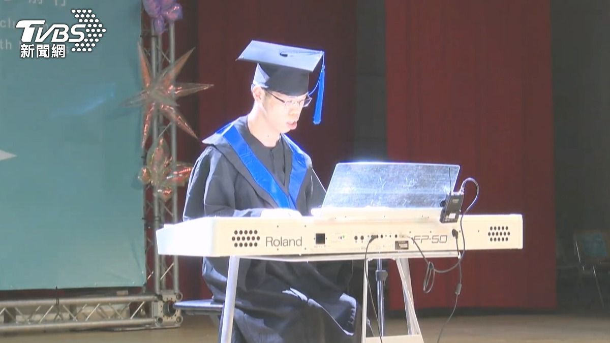 早產腦麻不放棄，他當上鋼琴社長。（圖／翻攝YouTube 弘光科技大學）