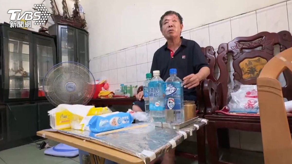 陪友討債遭潑硫酸幾乎全盲，生活難以自理。（圖／TVBS）