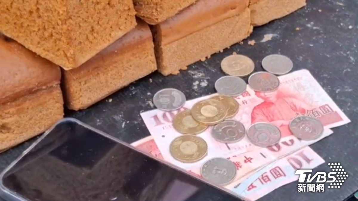 黑糖糕攤位衛生也堪憂，錢直接跟食物親密接觸。（圖／TVBS）
