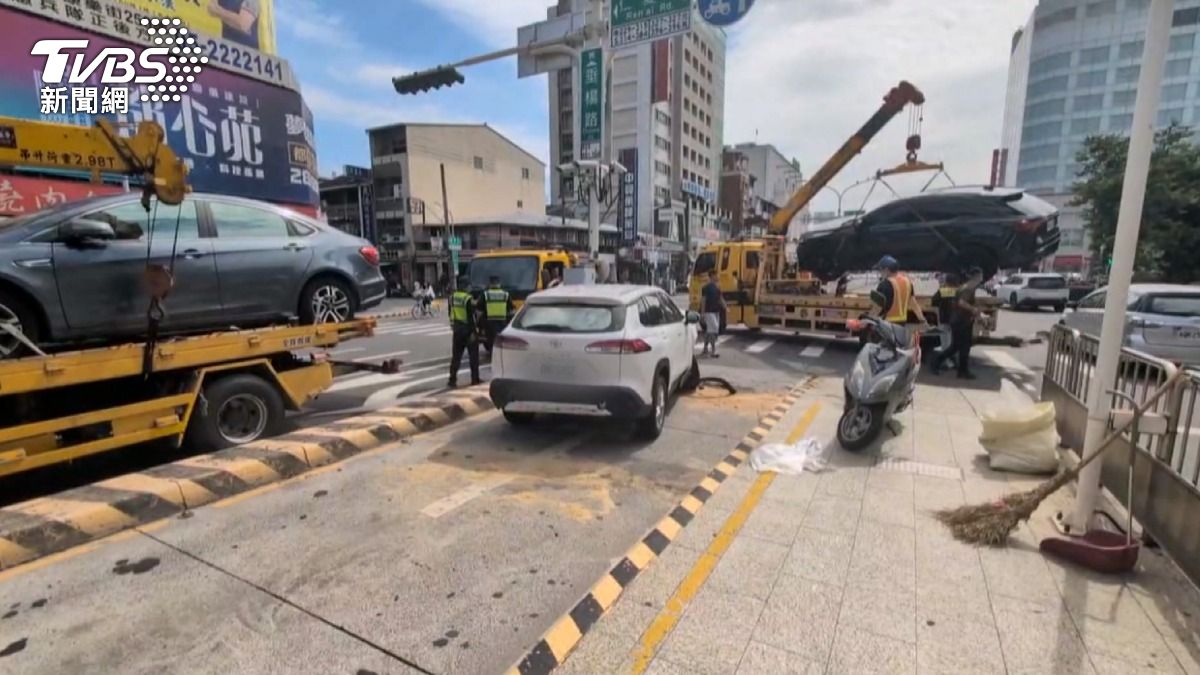 嘉義垂楊路,在中線車道的汽車要左轉,撞上在舊BRT專用道直行的黑色汽車,結果逆向衝撞對面2部車,造成7人受傷。(圖/TVBS)