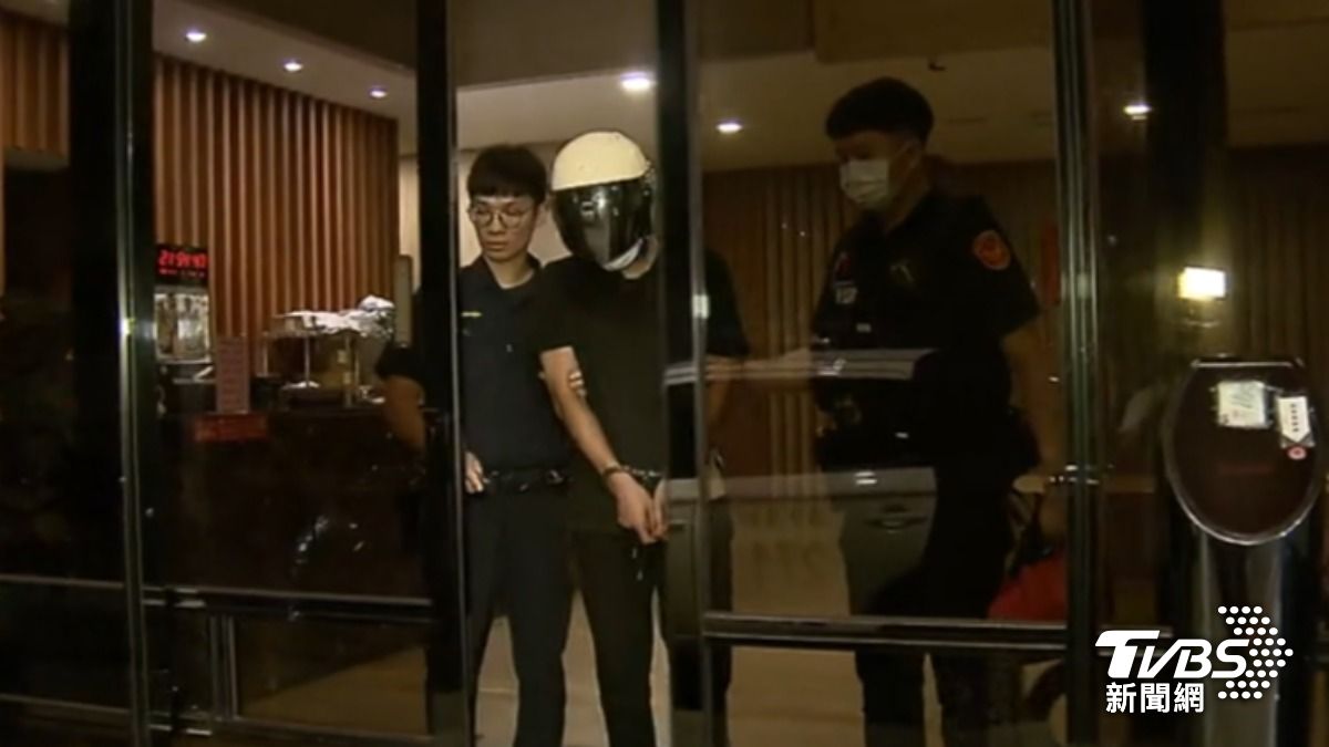 因洪姓男子涉嫌違反《毒品危害防制條例》，警方當場將他逮捕。（圖／TVBS）