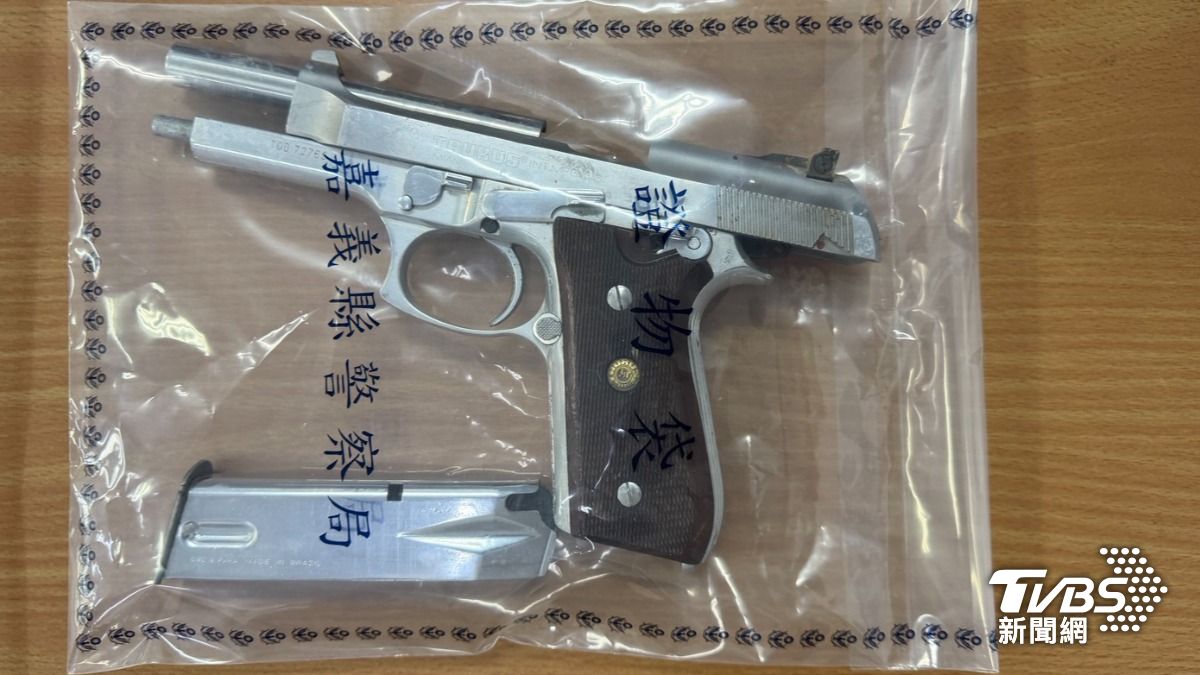 起獲疑似MP5衝鋒槍1把及手槍1把。（圖／TVBS）