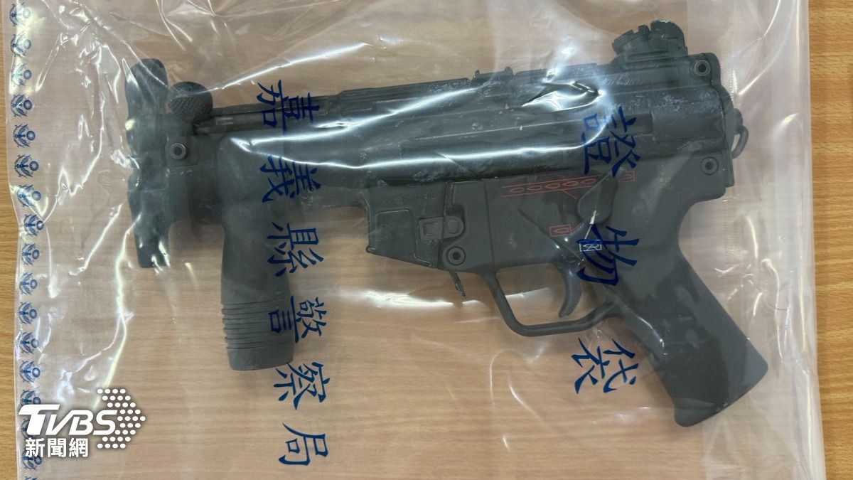起獲疑似MP5衝鋒槍1把及手槍1把。（圖／TVBS）