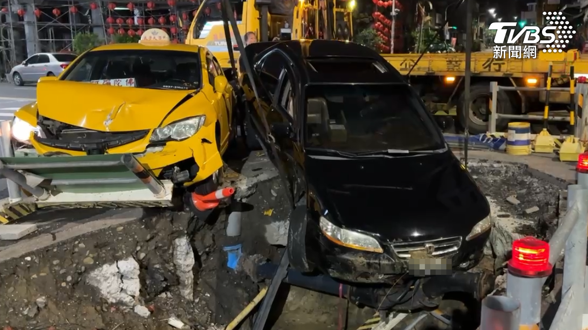 高雄市前鎮區14日凌晨發生一起驚險車禍,一輛計程車與自小客車在路口發生碰撞,自小客車失控衝入路旁施工中的下水道工地(圖/TVBS)