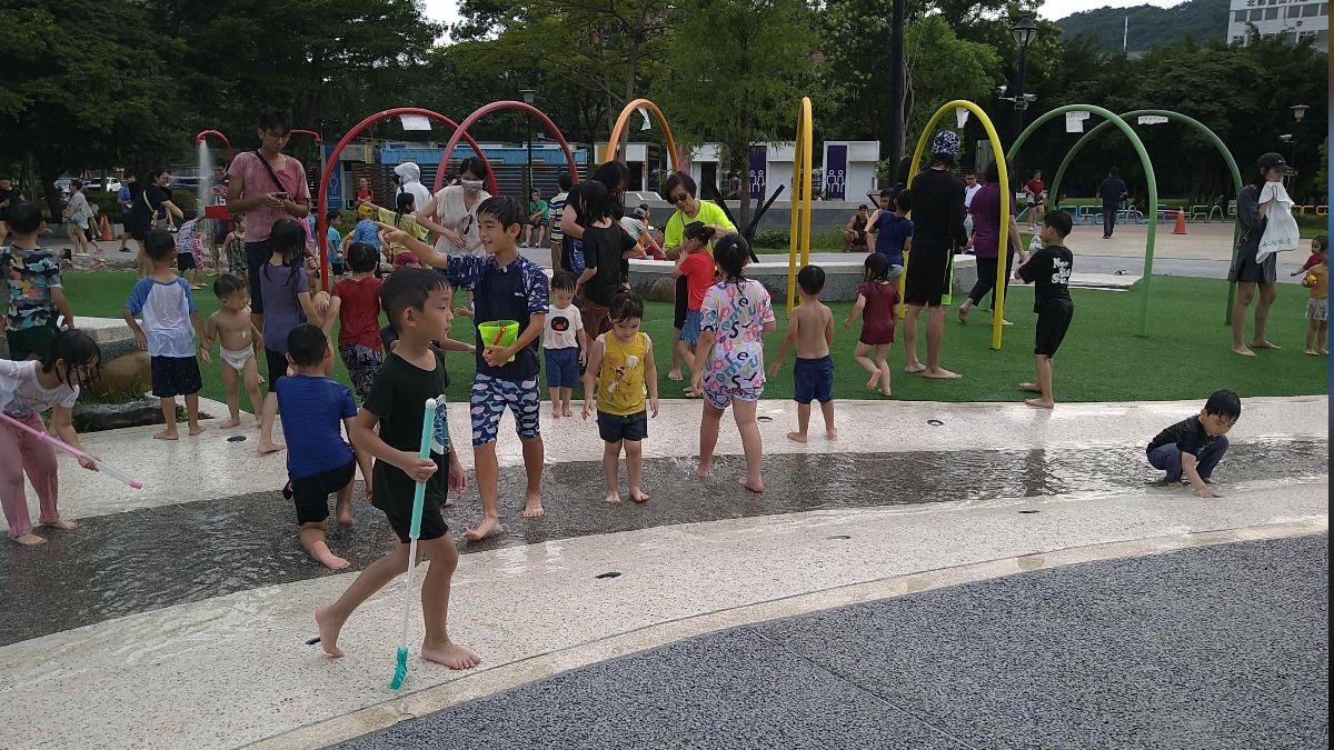 ▲陽光遊戲場水樂園讓小朋友開心戲水。(圖片來源:新北市政府)