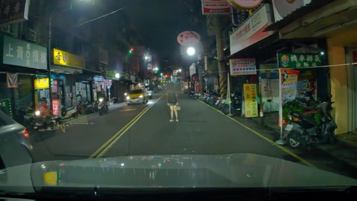 女子站在路中央，還舉手對駕駛吼叫。（圖／翻攝網友 ping.song threads）