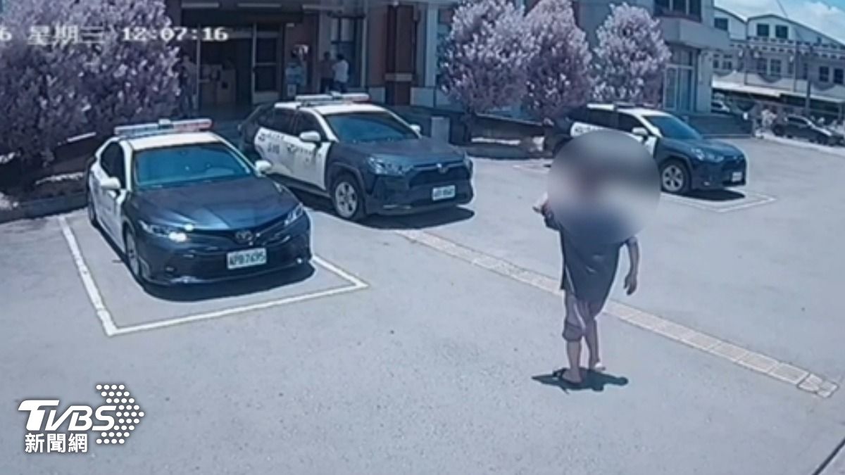 瞎!通緝犯進分局找警叫計程車自投羅網。(圖/TVBS)