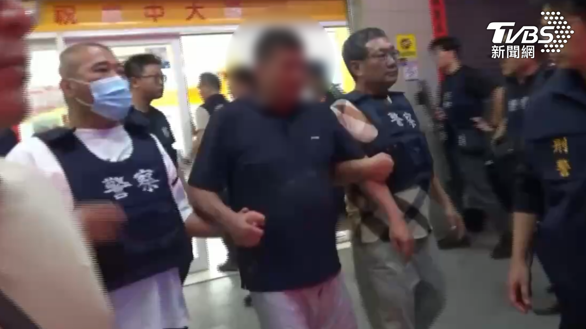 嘉義縣太保市週六深夜驚險的警匪對峙事件,綽號「小蜜蜂」的十大槍擊要犯林裕峰持槍闖入彩券行,議員穿防彈衣進場十指交扣帶他出來,嫌犯棄械投降,事件和平落幕,所幸無人傷亡。(圖/TVBS)