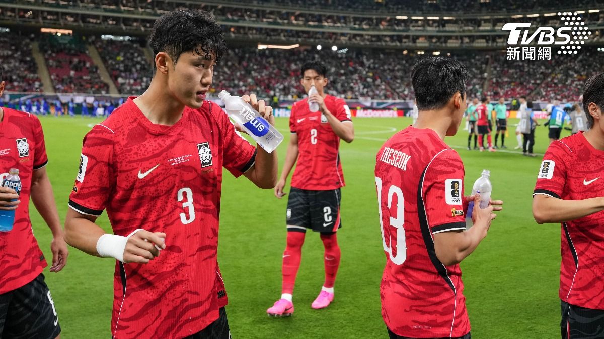 2026世足賽新規定,每場比賽的上下半場第22分鐘左右都設有3分鐘補水時間。(圖/達志影像美聯社)