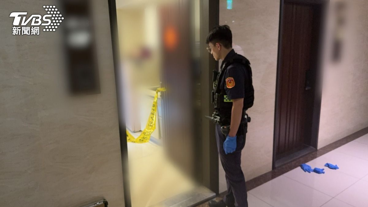 新莊出租套房傳出詭異命案，1名女子陳屍床上，警方拉起封鎖線調查。（圖／TVBS）