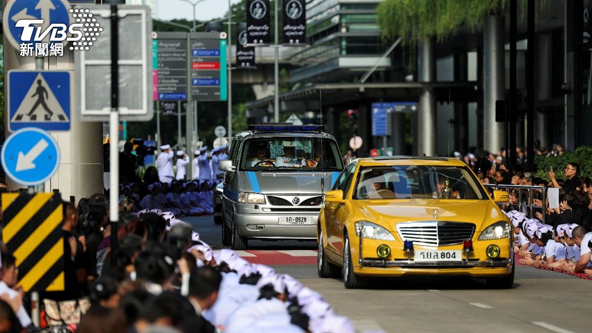 泰國已故長公主帕差拉吉蒂雅帕的遺體由醫院運送至大皇宮。(圖/達志影像路透社)