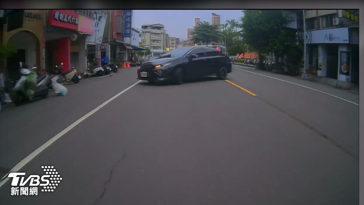 全天下都情敵?台中男超商怒瞪陌生人還逼車:是不是想追我女友