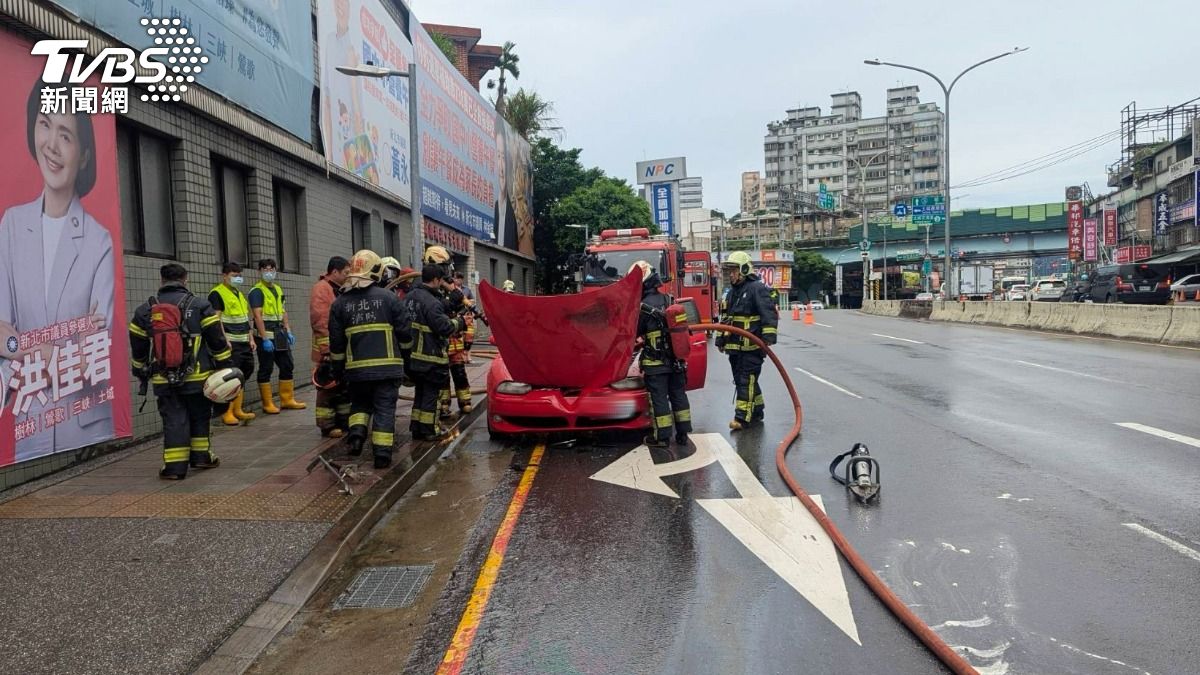 才剛保養完!義大利經典轎跑開一半突火燒車 車主氣炸