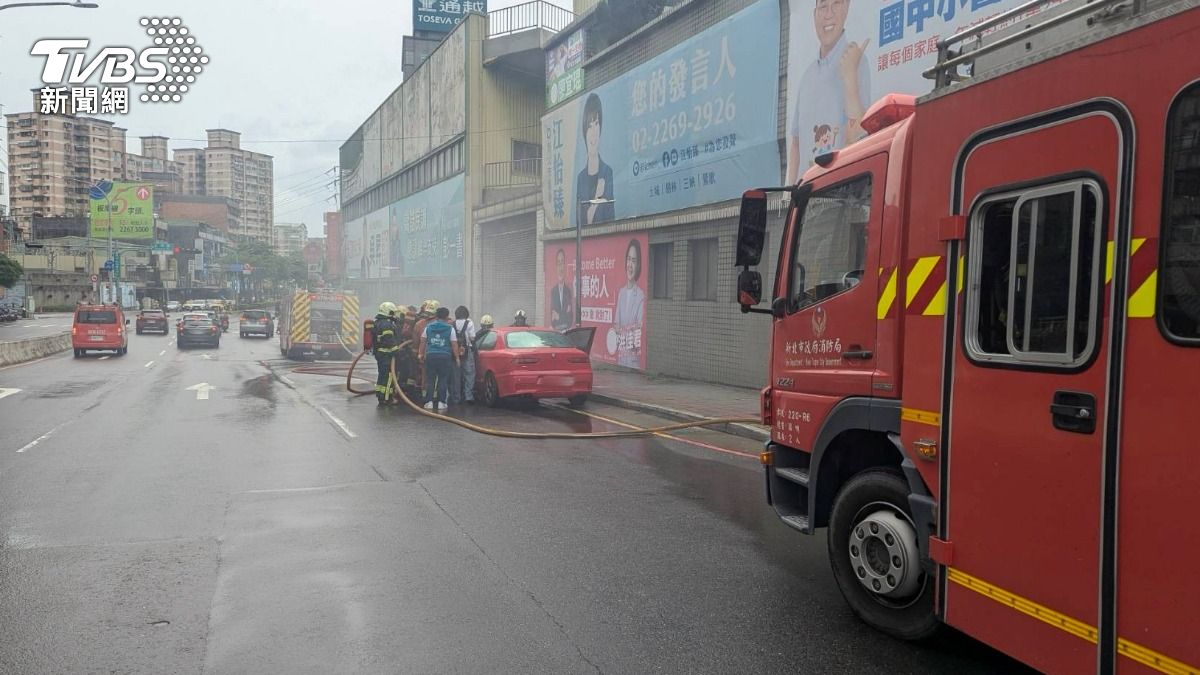 義大利經典轎跑車「愛快羅密歐」引擎室竄出濃煙，警消到場救援。（圖／TVBS）