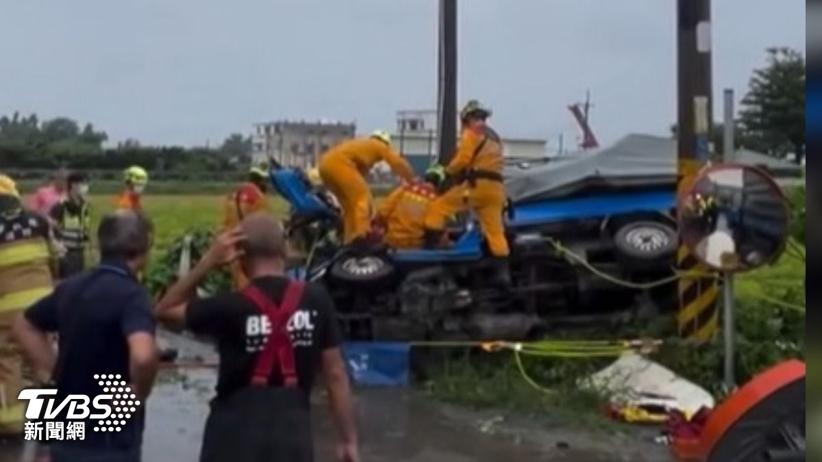 雲林驚悚車禍！小貨車自撞翻卡水溝　駕駛救出送醫不治